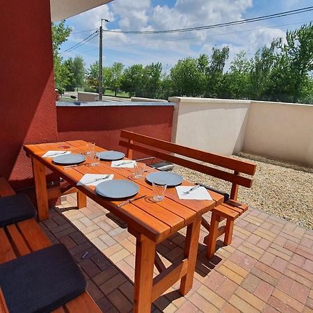 Aqua Apartman Tiszaujvaros Ngoại thất bức ảnh