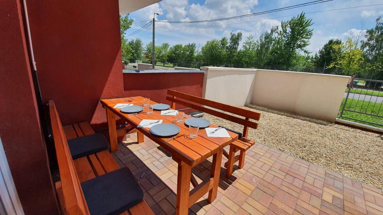 Aqua Apartman Tiszaujvaros Ngoại thất bức ảnh